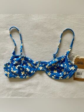 billabong blue & white floral bikini top w underwire / size small